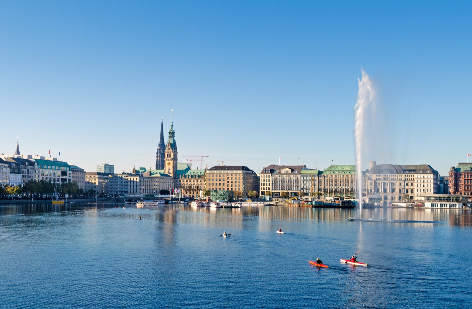 FIVE MINUTES' WALK FROM THE JUNGFERNSTIEG.